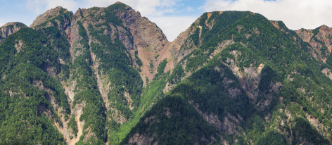 土砂を生産し続ける脆い山肌