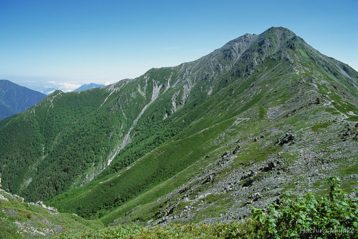 中白根より北岳山頂を望む